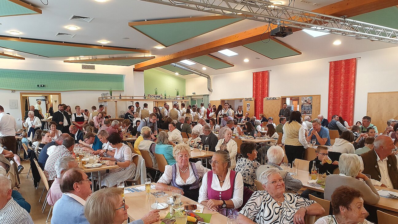 Blick in den vollen Saal